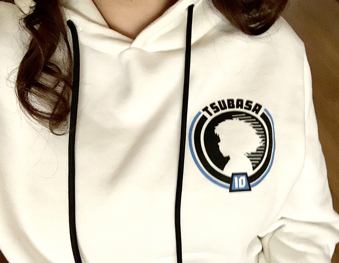 Valentina indossa la felpa di Captain Tsubasa