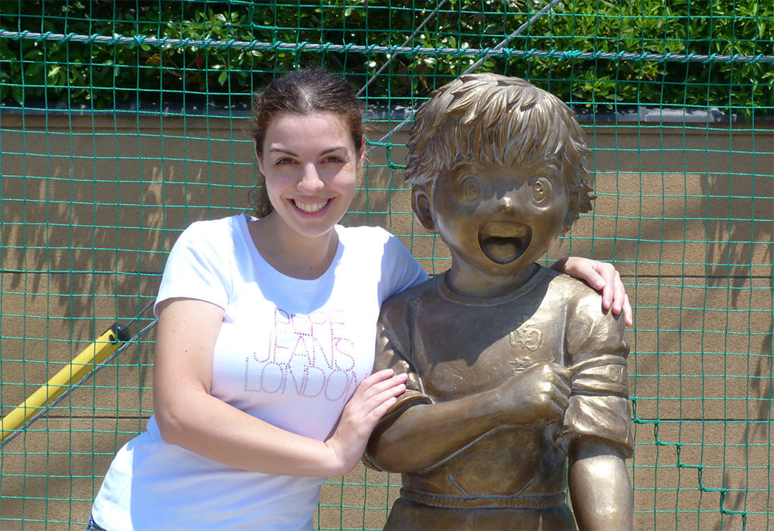 Valentina e la statua di Tsubasa Ozora